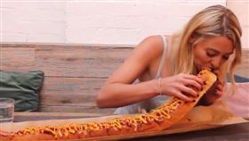 （１６：９）熱狗堡,正妹,大胃王,完食,挑戰（圖／翻攝自Kate Ovens臉書）