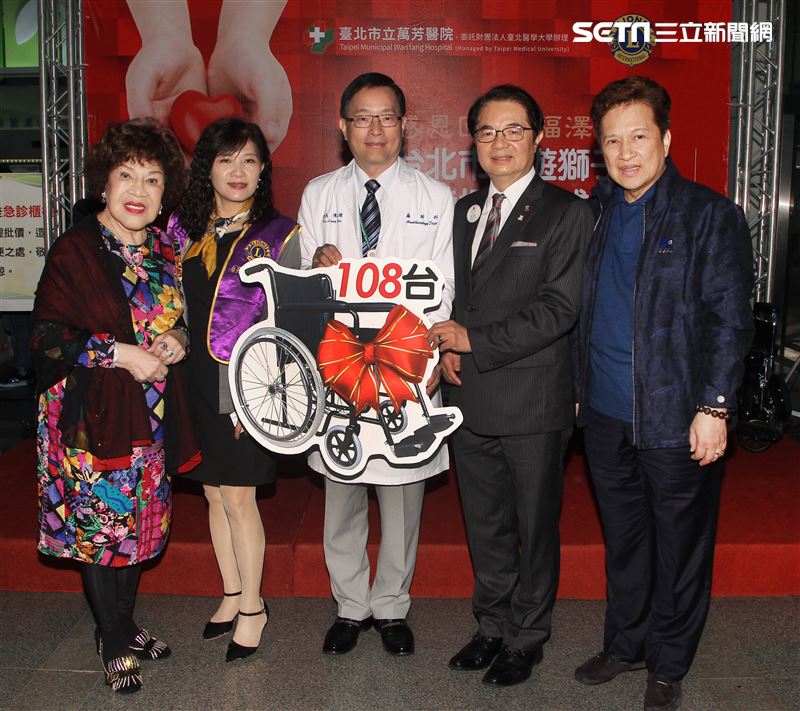 周遊獅子會捐贈108台輪椅給萬芳醫院。（記者邱榮吉/攝影）