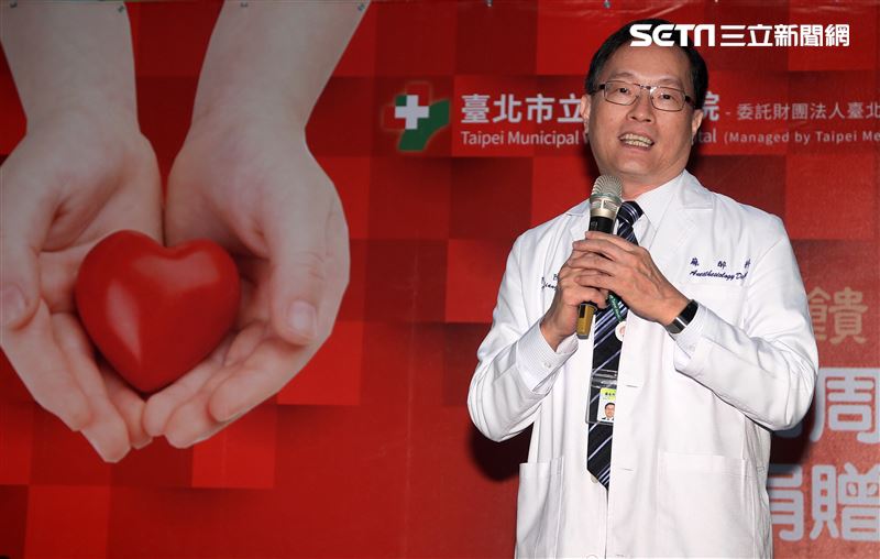 周遊獅子會捐贈108台輪椅給萬芳醫院。（記者邱榮吉/攝影）