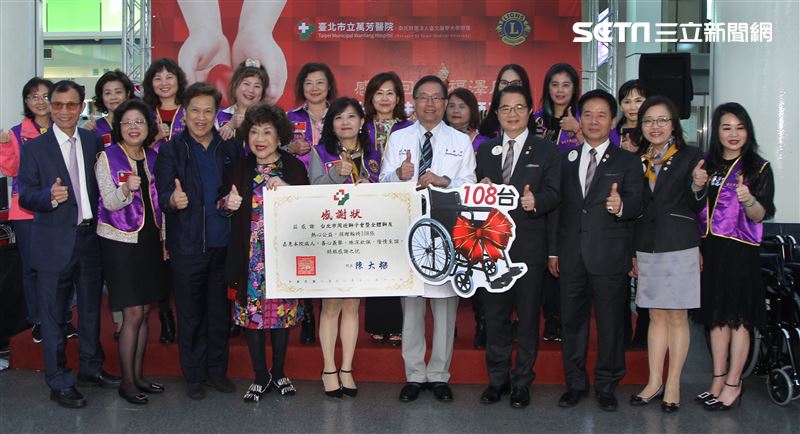 周遊獅子會捐贈108台輪椅給萬芳醫院。（記者邱榮吉/攝影）