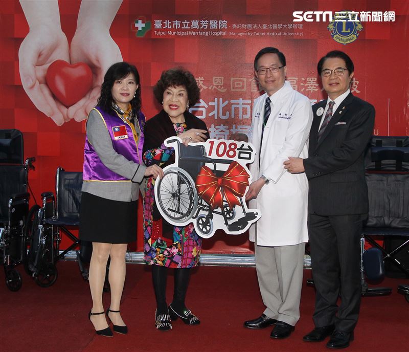 周遊獅子會捐贈108台輪椅給萬芳醫院。（記者邱榮吉/攝影）