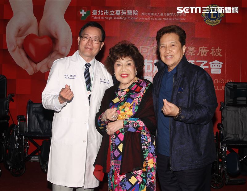 周遊獅子會捐贈108台輪椅給萬芳醫院。（記者邱榮吉/攝影）