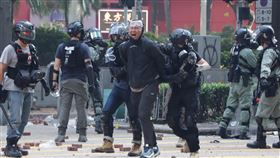 反送中警民衝突　聚集理工大學（9）香港理工大學18日成為反送中主戰場，警方封鎖周圍500公尺，漆咸道和金馬倫道周圍爆發衝突。外圍有示威者想進入理大支援，防暴警察多次放催淚彈阻止。中央社記者張謙香港攝 108年11月18日