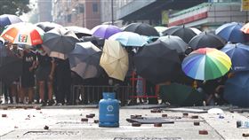 反送中警民衝突　聚集理工大學（4）香港理工大學18日成為反送中主戰場，警方封鎖周圍500公尺，漆咸道和金馬倫道周圍爆發衝突。外圍有示威者想進入理大支援，防暴警察多次放催淚彈阻止。中央社記者張謙香港攝　108年11月18日
