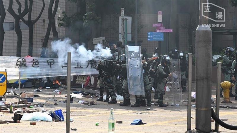 港警「爆震彈」鎮壓　示威者暫時失明