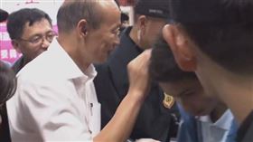 ▲韓國瑜拜廟發放「發財金」，見學童就「摸頭」引發爭議