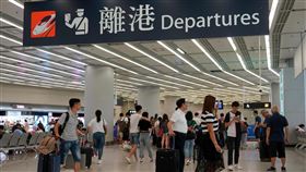 反送中後遺症　專家：港陸民眾失互信前港府智囊劉兆佳預期，反修訂逃犯條例風波可能會延續下去，並指這場風波的最大後遺症是港人和大陸人的互信問題。圖為香港機場離境大廳，今年「十一」長假赴港的陸客數量大幅減少。（中新社提供）中央社　108年10月10日