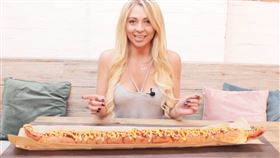 大衛王,美食,正妹,Kate Ovens,熱狗,醬汁,培根,熱量,肉醬,挑戰, 圖／翻攝自YouTube