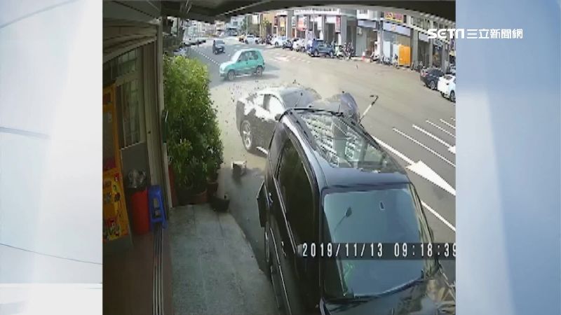 高速閃車失控！「新野馬」撞飛休旅車