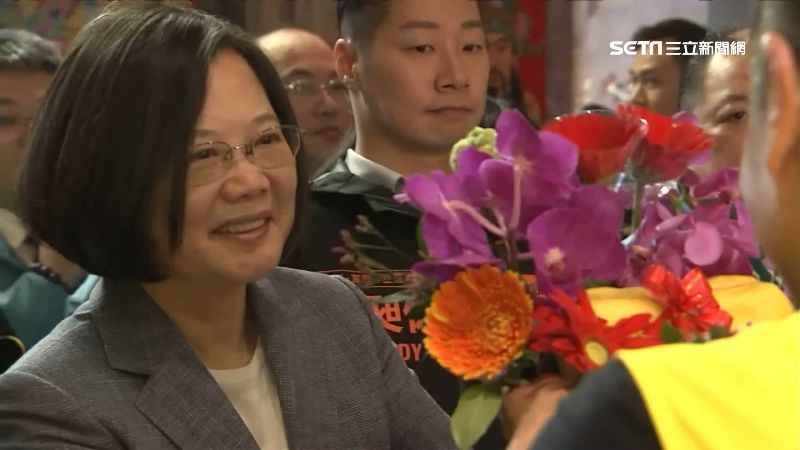 神明認證！小英獲青山宮王爺贈護台瓜