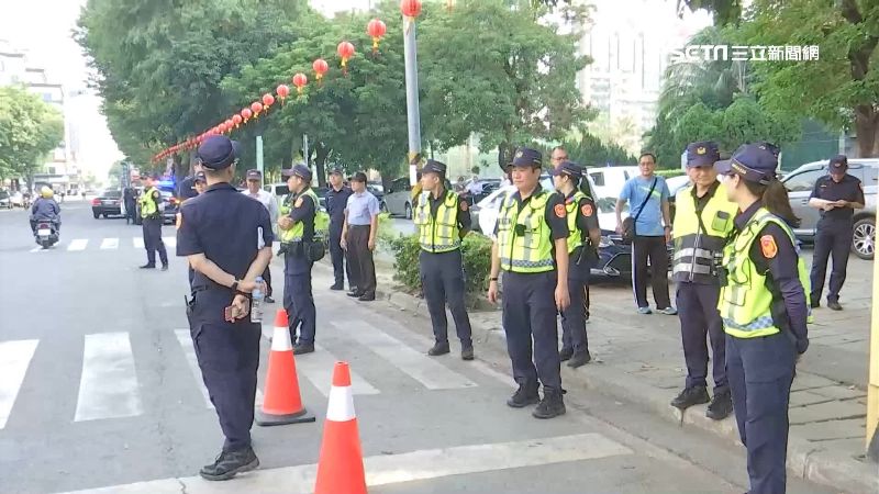 一德夜市被轉移惹議　警出動人牆驅離