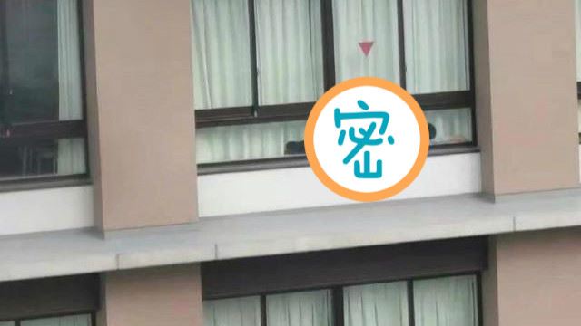 這動作躲大樓窗邊！他笑：肯定是老王