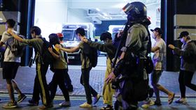 港警,香港,理大,理工大學（18日） 圖／路透社／達志影像
（示威者在港警護衛下離開理大