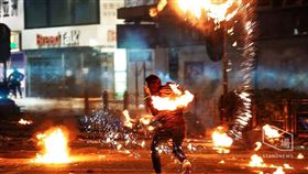 示威者丟擲汽油彈　彌敦道陷入火海（18日）
圖翻攝自立場新聞
https://www.facebook.com/standnewshk/photos/a.720050934747196/2630675460351391/?type=3&theater