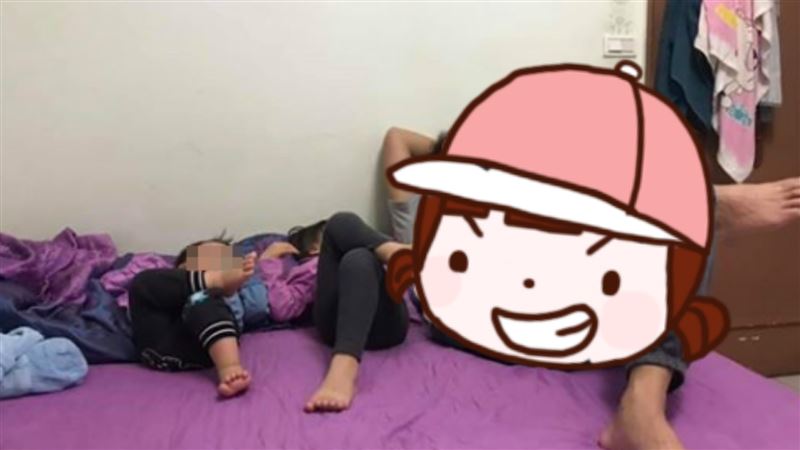 2寶愛翹腳！她床上驚見元凶　笑噴網