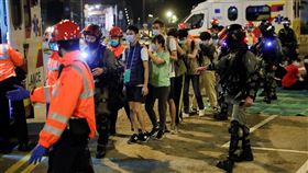 港警,香港,理大,理工大學（18日） 圖／路透社／達志影像
（示威者在港警護衛下離開理大