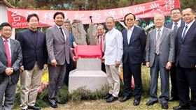 巴西台灣移民紀念碑揭牌典禮吳新興（前排右4）、莫基市副市長阿部（前排右5）出席台灣移民紀念碑揭牌典禮，共同見證1955年8月25日為台灣移民日。（聖保羅華僑文教中心提供）中央社記者唐雅陵聖保羅傳真　108年11月19日