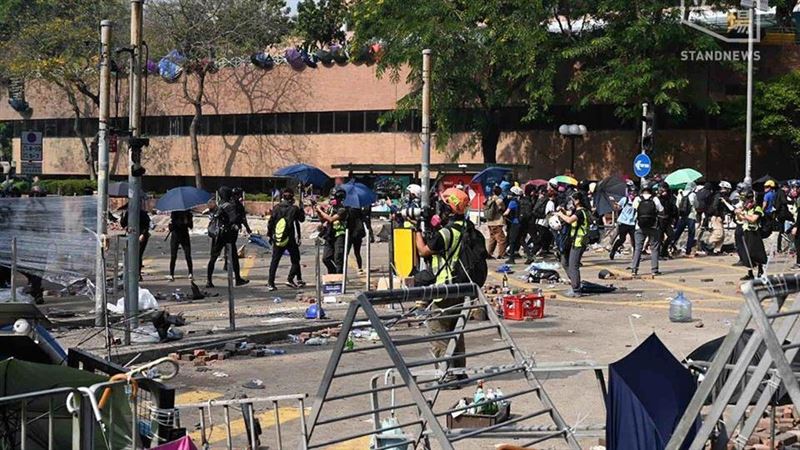 學生死守理大斷糧…裝甲車開進彌敦道