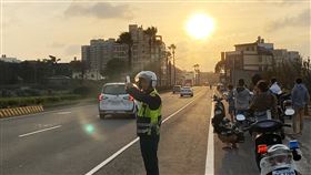 台中大甲懸日美景吸人潮　警方到場疏導交通台中市大甲區經國路18日起預期將出現懸日美景，吸引民眾前往搶拍，大甲警分局也特別派員到場疏導交通，維護民眾安全。（台中市警察局提供）中央社記者趙麗妍傳真　108年11月18日