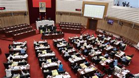 總預算付委爭議　高雄市議會表決確認會議紀錄高雄市議會18日為日前總預算付委程序是否完備再陷爭議，國民黨黨團總召曾俊傑不滿爭議不休，提議逕付表決，現場清點有58人出席，表決後32人確認會議紀錄。中央社記者王淑芬攝　108年11月18日