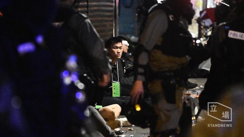 港警開車衝撞人群　示威者手慘被踩斷