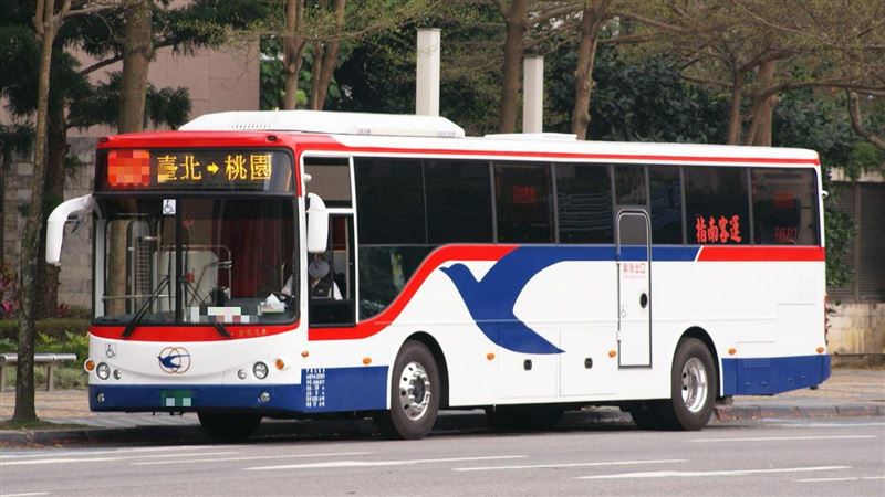 指南客運未靠邊　女下車秒被撞飛