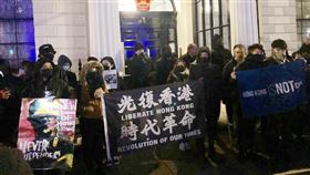 倫敦港人聚集中國駐英使館外抗議海外港人心繫香港情勢，18日晚間號召緊急集會，到中國駐英大使館外高呼口號抗議。中央社記者戴雅真倫敦攝  108年11月19日