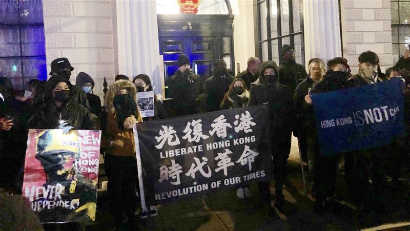 心繫家鄉情勢　倫敦港人聚集使館抗議
