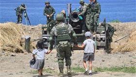 國軍攜子女參觀砲陣地國軍30日清晨在屏東滿豐訓場執行漢光「聯合灘岸殲敵作戰」演習，有國軍弟兄在演習結束後，帶兒女參觀砲陣地。中央社記者王飛華攝  108年5月30日