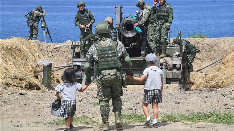 立院三讀　軍人服役半年可請育嬰假