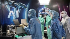 鴻海培育美籍幹部  26位在台受訓鴻海集團在美國積極招募高階人才，目前正有26位在台灣進行長期受訓計畫。圖為美籍幹部參加鴻海AI工廠管理訓練。鴻海提供。中央社記者鍾榮峰傳真  108年11月19日