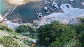 老翁步道健行失蹤數日  警消尋獲遺體卡懸岩苗栗縣70歲賴姓老翁到三灣鄉龍崀頂步道健行遲未返家，失蹤數日後，被發現卡在山區懸岩間，警消救難人員垂降救援，死因待釐清。（翻攝照片）中央社記者管瑞平傳真  108年11月19日