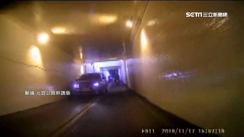 轎車違規衝機車道！網怒：有標示硬闖