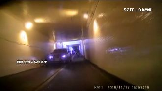 轎車違規衝機車道！網怒：有標示硬闖