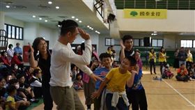 與雲門舞者共舞　澎湖民眾驚喜連連(雲門舞集提供)