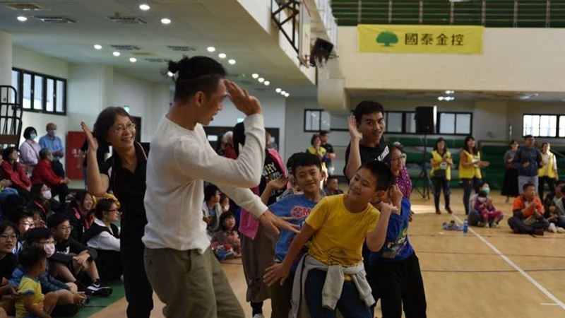 與雲門舞者共舞　澎湖民眾驚喜連連