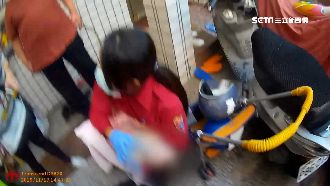 女嬰呼吸道卡餅乾屑！消防員線上救援