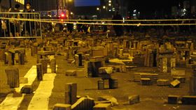 圍九龍救理大  示威者於尖東設路障18日深夜，數以千計的示威者在九龍各地堵路，試圖分散警力，讓受困理工大學的民眾脫逃。圖為示威者在梳士巴利道上堆磚頭、設路障。中央社記者沈朋達香港攝  108年11月19日