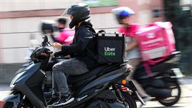 美食外送平台自律公約　颱風天將調整服務範圍台灣協作暨共享經濟協會24日公布美食外送平台業者自律公約，各界關注的「外送夥伴安全保障」，除了確認外送夥伴的保險保障外，未來也將比照政府機關颱風與異常氣候標準，暫停平台服務或調整服務範圍，保障外送員安全。中央社記者王騰毅攝　108年10月24日