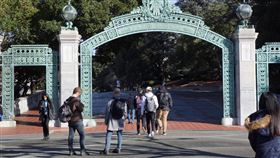 加州公立大學人多修課搶破頭加州大學是美國加州的公立大學，超過2成學生對於在擁擠的課堂與科系求學，表達不滿意。圖為107年3月4日加州大學柏克萊分校的校園一景。中央社記者周世惠舊金山攝　108年11月19日