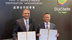 微星結盟手遊模擬器廠BlueStacks電競大廠微星總經理江勝昌（右）19日與手遊模擬器廠BlueStacks執行長夏瑪（Rosen Sharma）簽約合作，讓BlueStacks的模擬器與微星電競PC全面整合。中央社記者吳家豪攝  108年11月19日