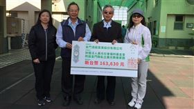 關懷在地社福團體　金門酒廠捐款晨光家園金門酒廠董事長兼總經理李增財（右2）、副總經理董應發（左2）等人19日到晨光教養捐出暑期活動盈餘新台幣16萬餘元，盼更多人以實際行動關愛晨光家園。中央社記者黃慧敏攝  108年11月19日