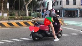 正妹騎機車露屁股蛋！短褲邊現「黑色一條」…上萬網友暴動（圖／翻攝自加藤軍路邊隨手拍臉書）