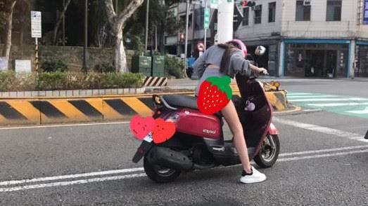 騎機車露屁股蛋！正妹短褲邊黑色一條