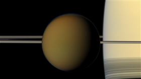 科學家說，土星有眾多衛星，最大衛星泰坦「從地質角度而言是太陽系中最多樣的」。（圖取自NASA網頁nasa.gov）
