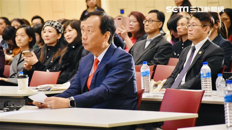 酸韓屢喊苦人多　郭捐億元霸氣打臉！