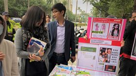 家長團體向教育部陳情  籲情慾教育退出校園全國家長協會等近30個家長團體19日前往教育部陳情，展出過去的不當教材，呼籲讓情慾教育退出校園。中央社記者陳至中台北攝  108年11月19日