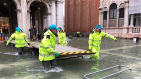 逾半世紀以來最嚴重洪水重創義大利水都威尼斯，古蹟、民宅和商家全都泡水，18日志工等人湧入當地協助復原及搶救文物。（圖取自twitter.com/LuigiBrugnaro）