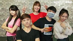 李懿與可凡練習跳舞
李懿與超人氣實況主一較高下。
炮仔聲演員柳樺(右1)也一起參賽。