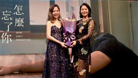 唐芯（左）舉辦「怎麼忘了你」發片記者會，劉香慈挺孕肚力挺。（圖／單純夢想文創提供）